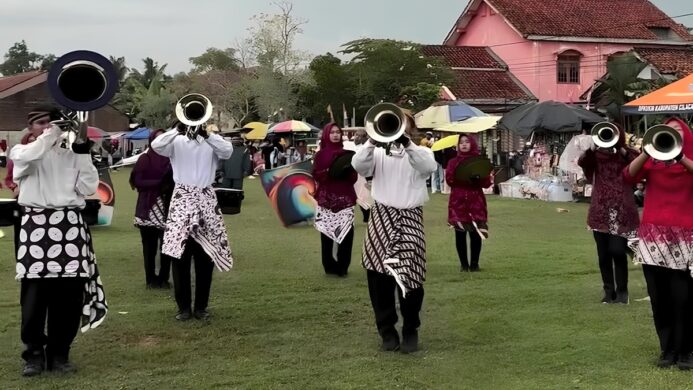 Salah satu atraksi marching band peserta karnaval kemerdekaan Desa Paketingan (Foto Istimewa)