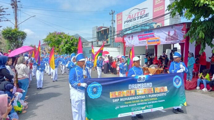 Salah satu penampilan peserta lomba gerak jalan dan drum band dari SMP Muhammadiyah 1 Purwokerto (Foto Asep)