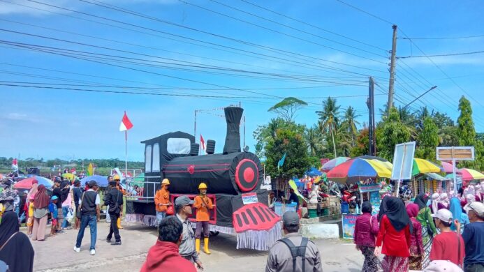 Kendaraan hias berbentuk lokomotif uap di Karnaval Kemerdekaan Desa Karangasem Kamis 21 Agustus 2025 (Foto Asep)