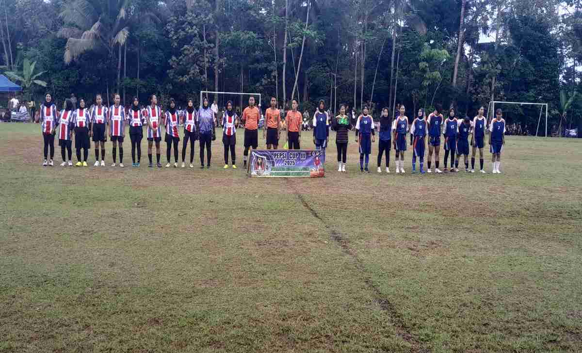 1000501965 Wanajaya FC dan Cirateun FC foto bersama jelang pertandingan dimulai.