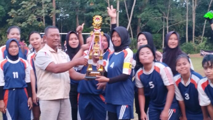Kepala Desa Matenggeng Serahkan Tropi Piala Juara 1 Sepak Bola Putri