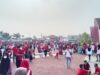 Bernuansa merah putih masyarakat berkumpul di depan panggung utama jalan sehat semangat merah putih (Foto Asep)
