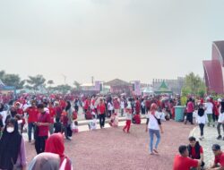 Masyarakat Banyumas Antusias Ikuti Jalan Sehat Semangat Merah Putih