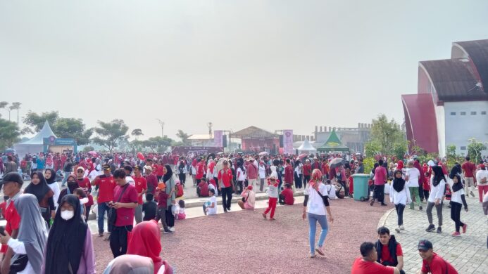 Bernuansa merah putih masyarakat berkumpul di depan panggung utama jalan sehat semangat merah putih (Foto Asep)