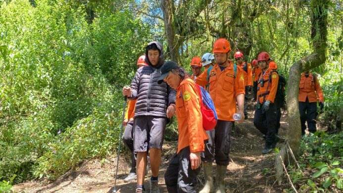 Tim SAR Gabungan Evakuasi Pendaki Gunung Slamet asal Jakarta yang Alami Hipotermia