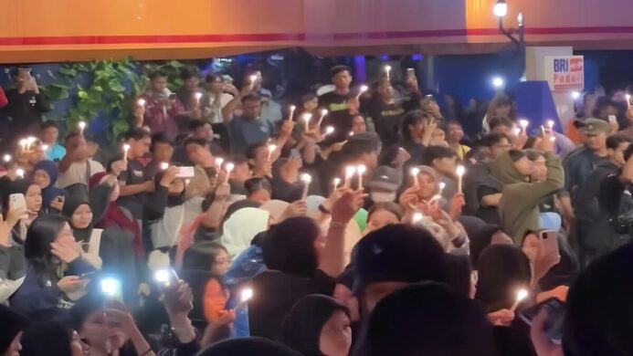 Aksi solidaritas 1000 lilin untuk Alm Affan Kurniawan di Taman Tesda Purwokerto (Foto Asep)