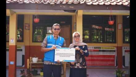Dorong Peningkatan Sekolah Adiwiyata, UBP Jatigede Berikan Bantuan Perlengkapan Sarana ke SDN Parakankondang