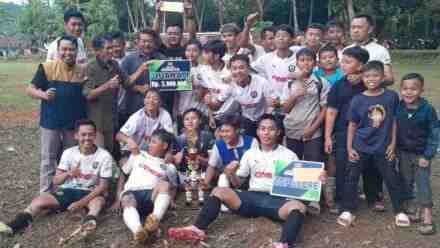 Final Sepak Bola Pasirmanggu 07 Cup di Desa Bingkeng Dayeuhluhur Berlangsung Meriah