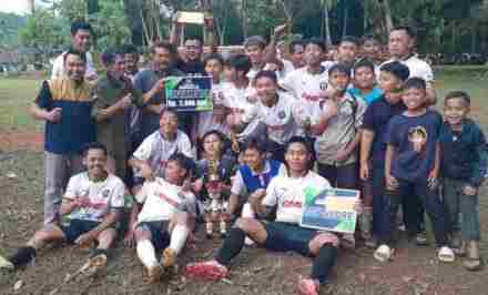 Final Sepak Bola Pasirmanggu 07 Cup di Desa Bingkeng Dayeuhluhur Berlangsung Meriah