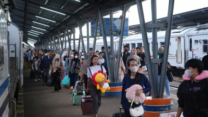 Penumpang kereta api saat tiba di stasiun Kertapati
