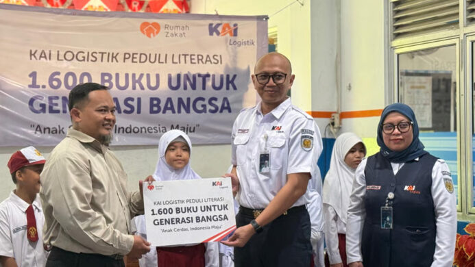 KAI Logistik Salurkan 1 600 Buku