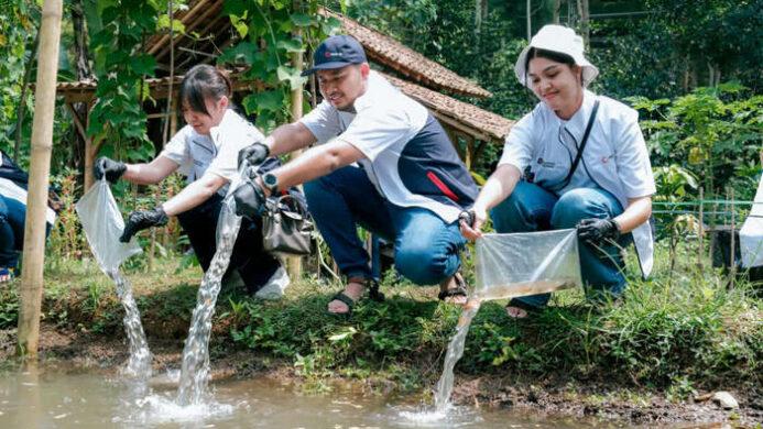 Penebaran Benih Ikan di Kolam pada Program Sosial Senyawa Employee Volunteer Volume 3 MIND ID di Desa Ciderum