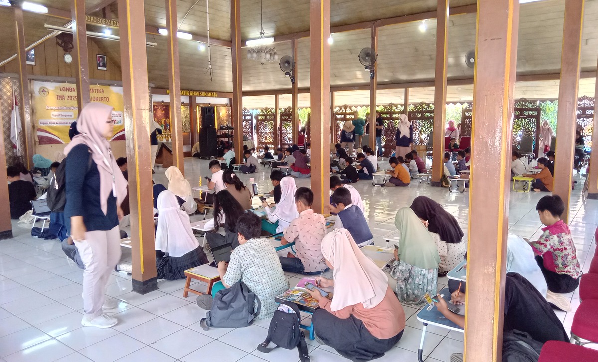 Peserta dengan cermat dan teliti menjawab soal matematika (Foto Asep)