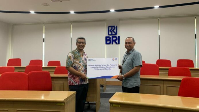 BRI Kramat Region 6 Jakarta Serahkan Bantuan Renovasi Kelas MM FEB UI Salemba