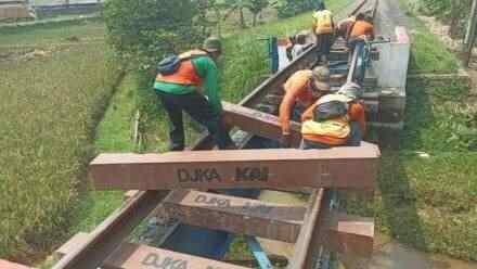 KAI Daop 2 Bandung Ganti Bantalan Rel dengan Bantalan Sintetis untuk Dukung Keberlanjutan Lingkungan