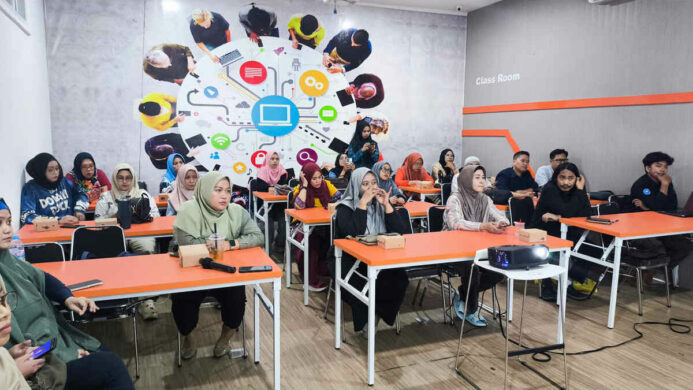 Sebanyak 30 UMKM di Makassar mengikuti Kelas Intensif Telkom x UrbanDigital untuk mempelajari strategi penjualan berbasis AI dan TikTok Live