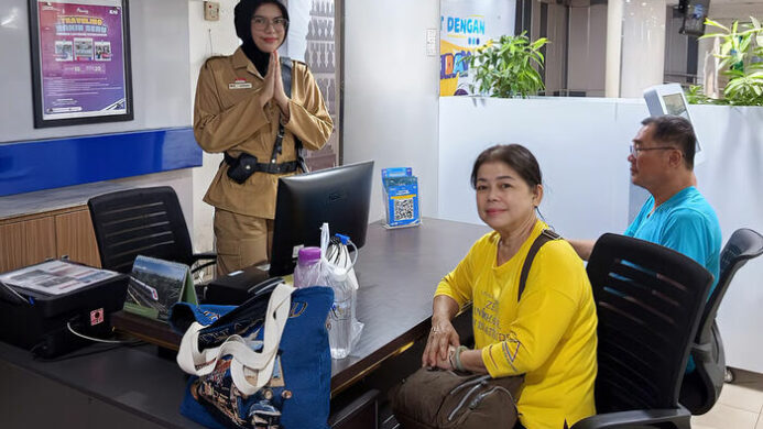 Peringati Hari Pahlawan, Frontliner KAI Sumut Kenakan Kostum Pejuang dan Bagikan Hadiah