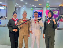 Semangat Hari Pahlawan, Frontliner KAI Daop 1 Jakarta Sapa Pelanggan dengan Kostum Pahlawan