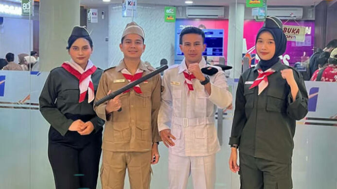 Frontliner KAI Pakai Kostum Pahlawan