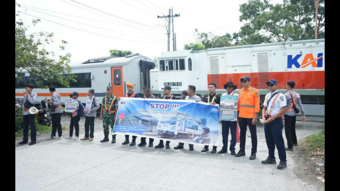 KAI dan KAI Bandara Bersama Railfans Edukasi Pengguna Jalan di Perlintasan Sebidang Binjai