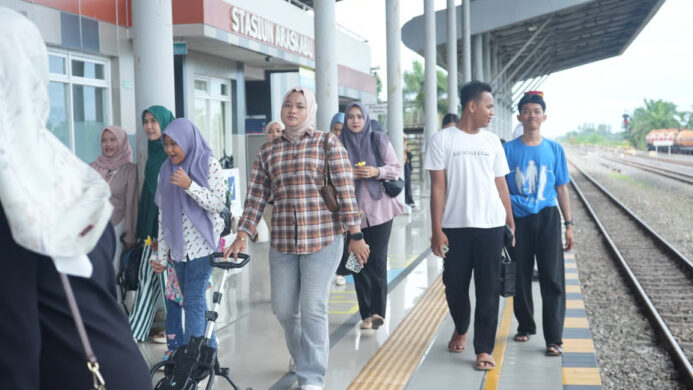 Penumpang baru turun di Stasiun Araskabu