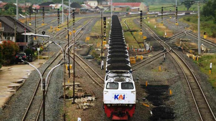Tumbuh Stabil KAI Logistik Berhasil Kelola 19 Juta Ton Barang Hingga Oktober 2025