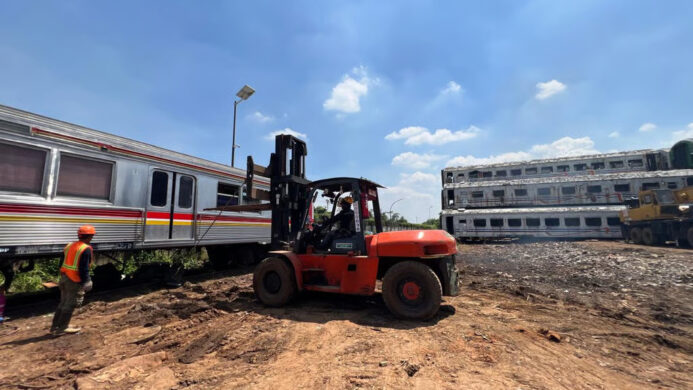 KAI Logistik Tangani Pemindahan dan Penataan 40 KRL Afkir ke TPSSK Pasirbungur