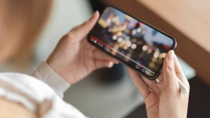 ilustrasi nonto film mnggunakan data internet di HP