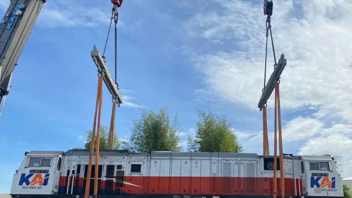 Dukung Kelancaran Peningkatan Mobilitas Masyarakat KAI Logistik Kirim 7 Lokomotif ke Jawa