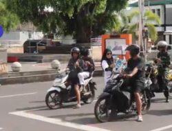 Rayakan Hakordia, Inspektorat Cilacap Bagikan Bunga