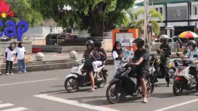 Inspektorat Cilacap bagikan bunga HAKORDIA 2025