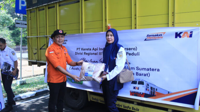 KAI Divre III Palembang Kirimkan Bantuan Kemanusiaan Untuk Bencana Alam Sumatera