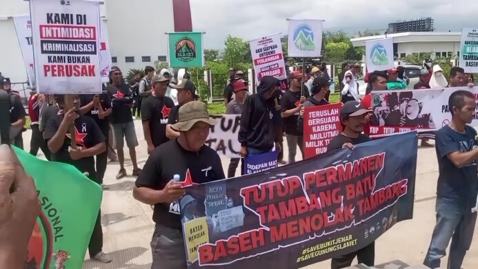 Warga Desa Baseh Kecamatan Kedungbanteng Kabupaten Banyumas berunjuk rasa pada Selasa 09 Desember 2025 (Foto Asep)