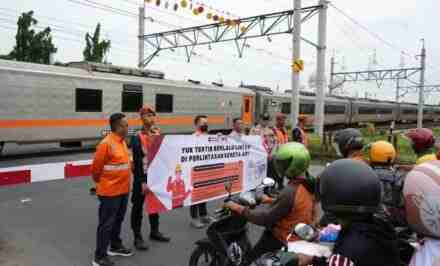 KAI Daop 6 Bersama KAI Properti Gelar Sosialisasi Keselamatan di Perlintasan KA