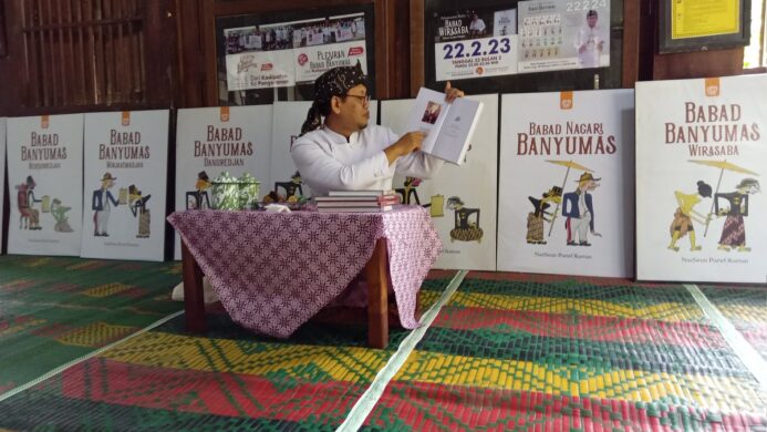 Kang Nass saat memperlihatkan foto Mbah Mad Marta dalam buku Babad Banyumas Wirasaba yang ditulisnya (Foto Asep)