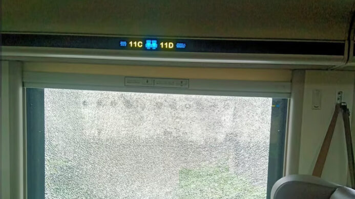 KAI Ingatkan Bahaya Pelemparan Batu ke KA Saat Angkutan Nataru