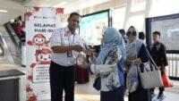 Peringati Hari Ibu 2025, KAI Bagikan 1.000 Tanaman kepada Pengguna LRT Jabodebek