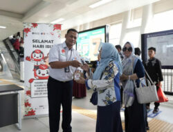 Peringati Hari Ibu 2025, KAI Bagikan 1.000 Tanaman kepada Pengguna LRT Jabodebek