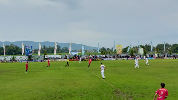 Sampang United saat melakukan kick off babak pertama pertandingan final Poksa Cup 2025 (Foto Asep)