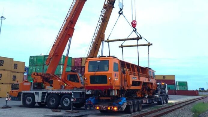 KAI Logistik Sukses Dukung Perawatan Jalur KA Melalui Pengiriman Multi Tie Tamper ke Kuala Tanjung