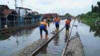 Cuaca Ekstrem dan Banjir Ganggu KA, Jalur Sragi–Pekalongan Normal Kembali