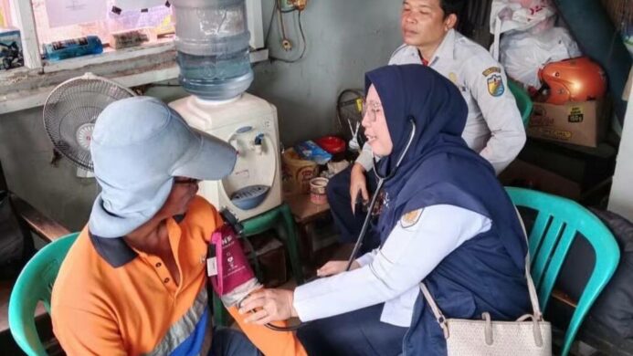 KAI Daop 4 Semarang Pastikan Kesehatan Petugas Prasarana Selama Penanganan Genangan di Pekalongan