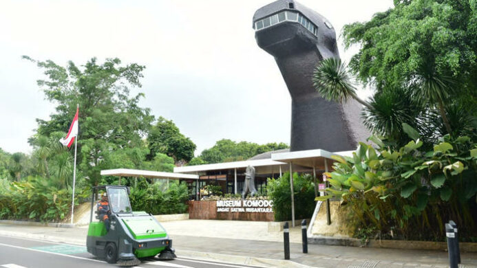 Yuk Kenalan dengan Rino, Mesin Sweeper Andalan KAI Services untuk Membersihkan Area TMII