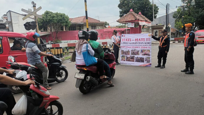 KAI Daop 2 Bandung Himbau Masyarakat Tertib Berlalu Lintas