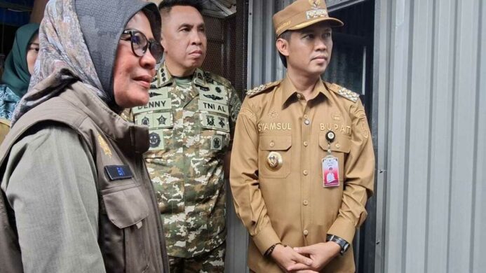 Deputi V BNPB Andi Eviana saat meninjau Huntara (Hunian Sementara) bagi korban bencana longsor Cibeunying di Desa Jenang, Majenang, Cilacap. Selasa, (27/1/2026).