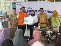 Peringati Hari Gizi Nasional, KAI Logistik Distribusikan 300 Paket Gizi Untuk Masyarakat Di Marunda