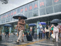 Musim Hujan, KAI Daop 1 Jakarta Bagikan Tips Naik Kereta Api agar Perjalanan Tetap Aman dan Nyaman