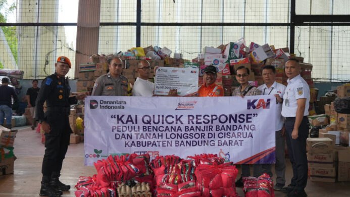 KAI Daop 2 Salurkan Bantuan TJSL bagi Korban Tanah Longsor di Cisarua