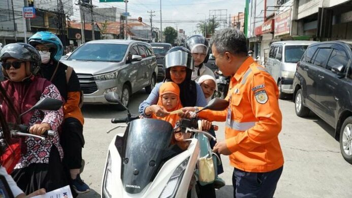Sosialisasi di perlintasan No 102 Jl KH Mas Mansyur