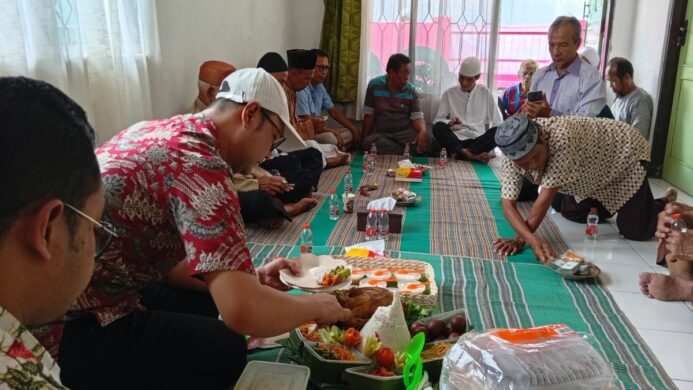 Tasyakuran Gerai Radio Suara Purwokerto FM Semakin Dekat Dengan Pelanggan (Foto Asep)